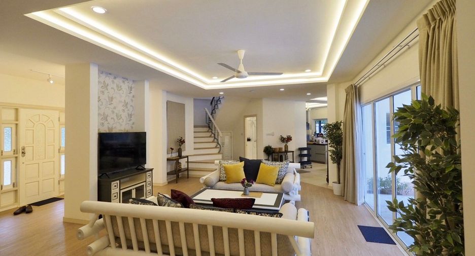 For rent 5 bedrooms villa in Mueang Phuket, Phuket