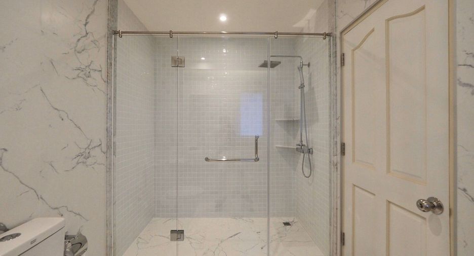 For rent 5 bedrooms villa in Mueang Phuket, Phuket