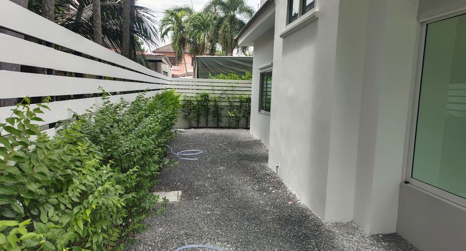 For sale and for rent 4 bedrooms house in Khlong Sam Wa, Bangkok