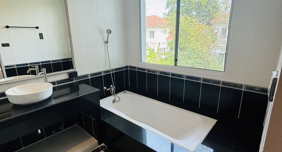 For sale 5 bedrooms house in Mueang Samut Sakhon, Samut Sakhon