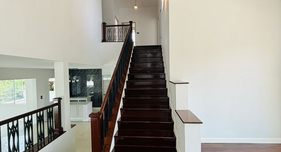 For sale 5 bedrooms house in Mueang Samut Sakhon, Samut Sakhon