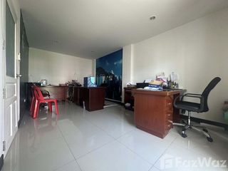 Casa adosada en venta y en alquiler de 4 habitaciones en Prawet, Bangkok