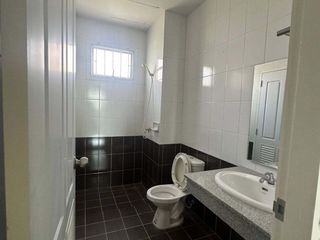 Casa adosada en venta y en alquiler de 4 habitaciones en Prawet, Bangkok
