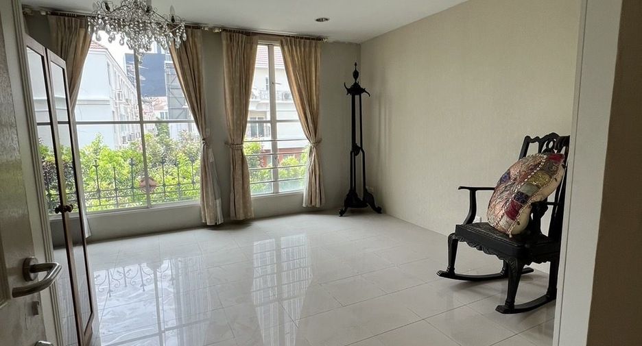For sale 5 bedrooms townhouse in Watthana, Bangkok