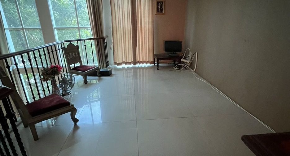 For sale 5 bedrooms townhouse in Watthana, Bangkok