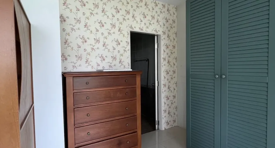 For sale 5 bedrooms townhouse in Watthana, Bangkok