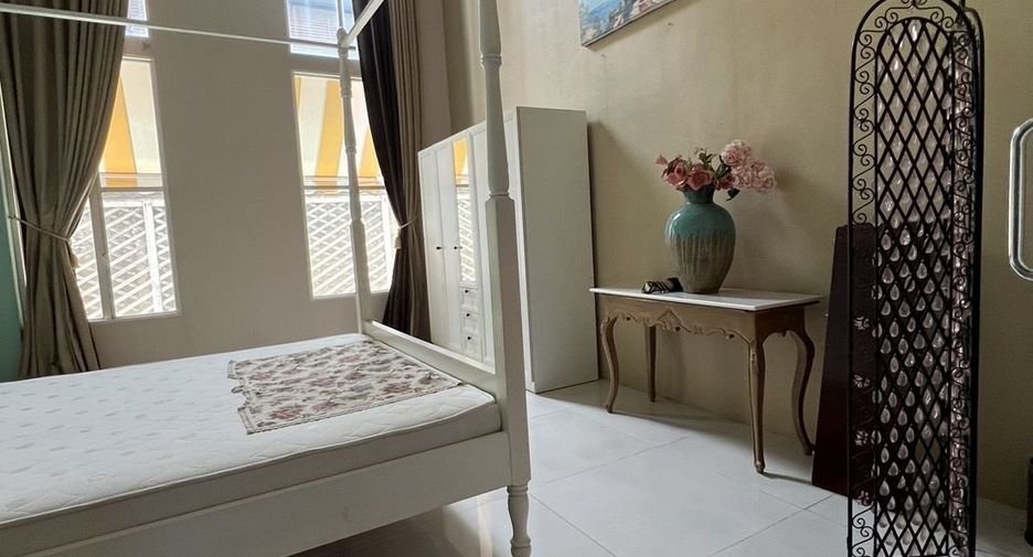 For sale 5 bedrooms townhouse in Watthana, Bangkok