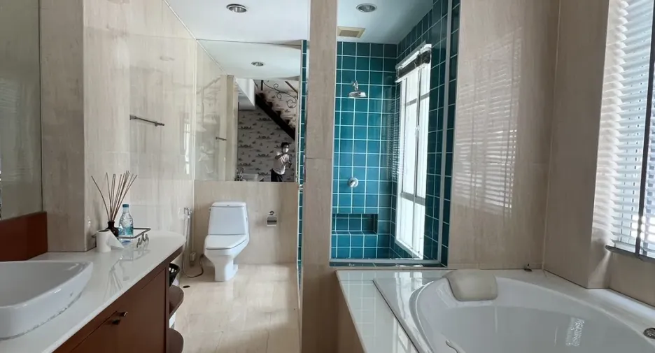 For sale 5 bedrooms townhouse in Watthana, Bangkok