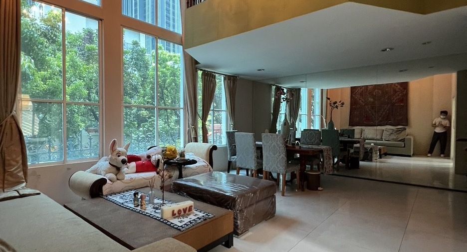 For sale 5 bedrooms townhouse in Watthana, Bangkok