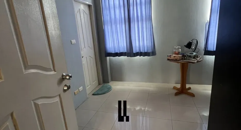 For sale 5 bedrooms townhouse in Watthana, Bangkok