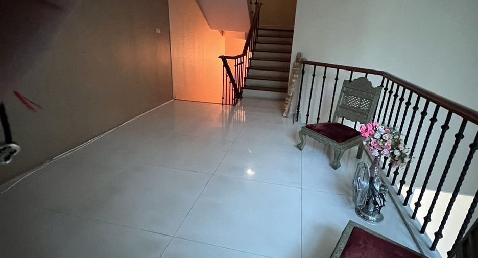 For sale 5 bedrooms townhouse in Watthana, Bangkok