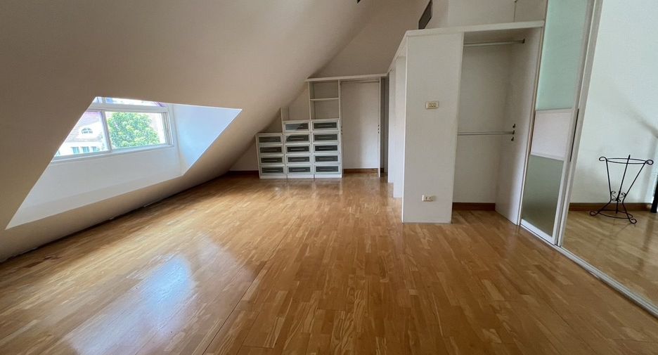 For sale 5 bedrooms townhouse in Watthana, Bangkok