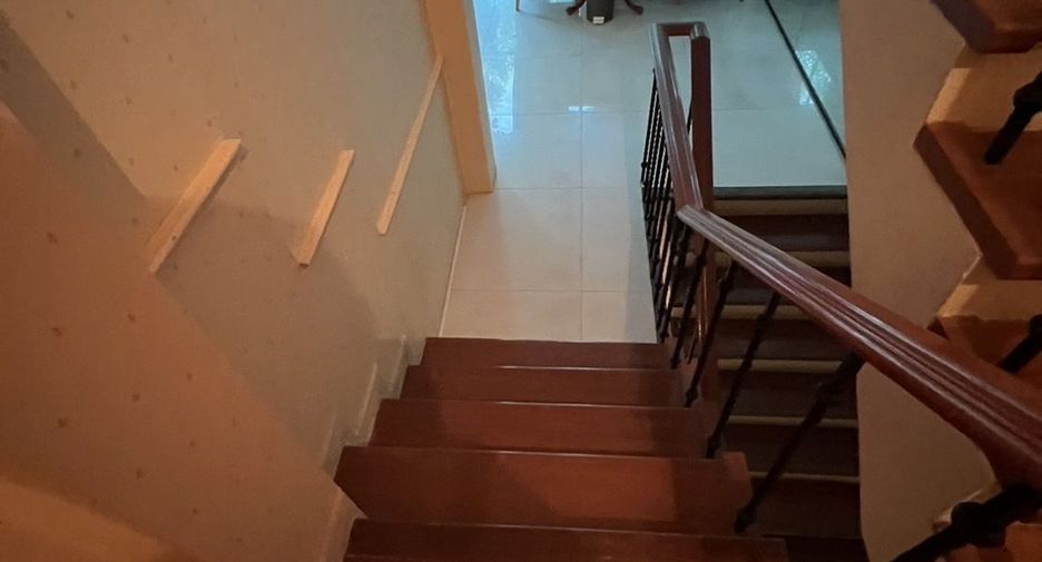 For sale 5 bedrooms townhouse in Watthana, Bangkok