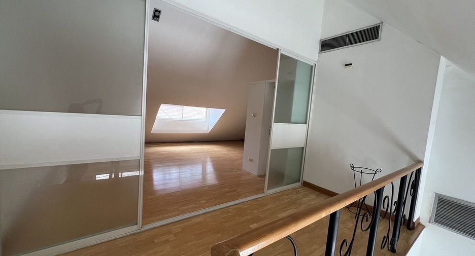 For sale 5 bedrooms townhouse in Watthana, Bangkok