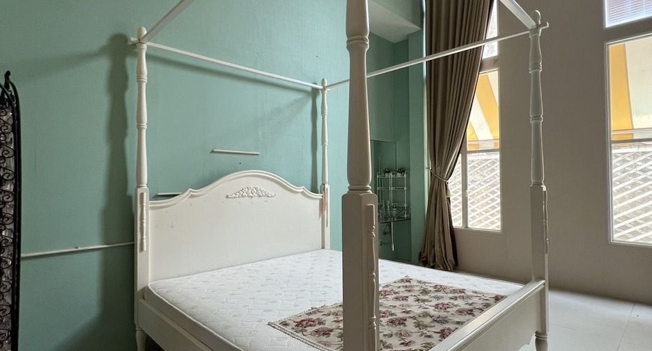 For sale 5 bedrooms townhouse in Watthana, Bangkok