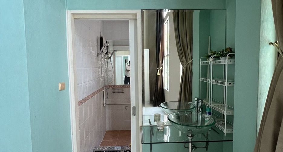 For sale 5 bedrooms townhouse in Watthana, Bangkok