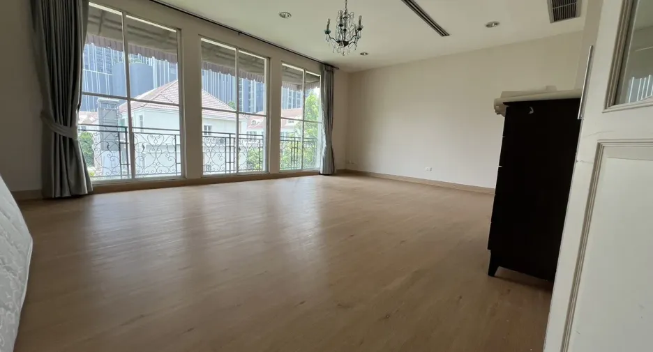 For sale 5 bedrooms townhouse in Watthana, Bangkok