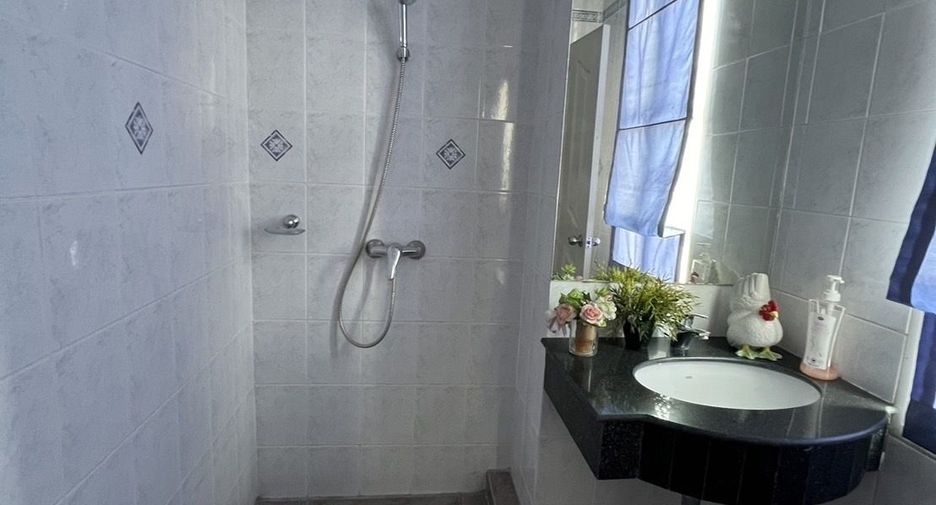 For sale 5 bedrooms townhouse in Watthana, Bangkok