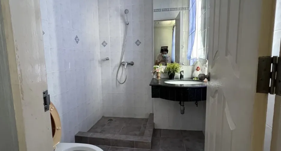 For sale 5 bedrooms townhouse in Watthana, Bangkok