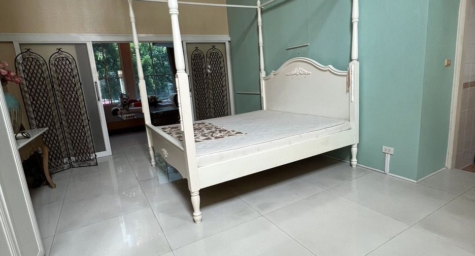For sale 5 bedrooms townhouse in Watthana, Bangkok