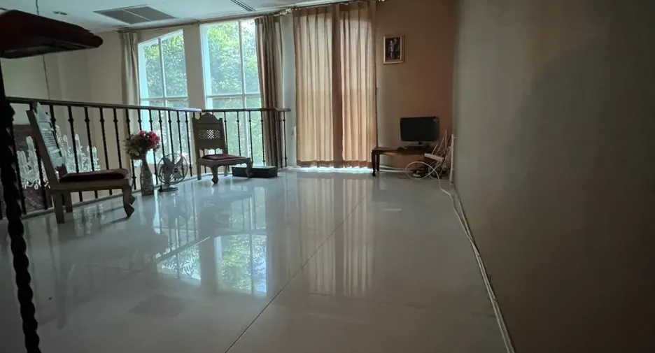 For sale 5 bedrooms townhouse in Watthana, Bangkok