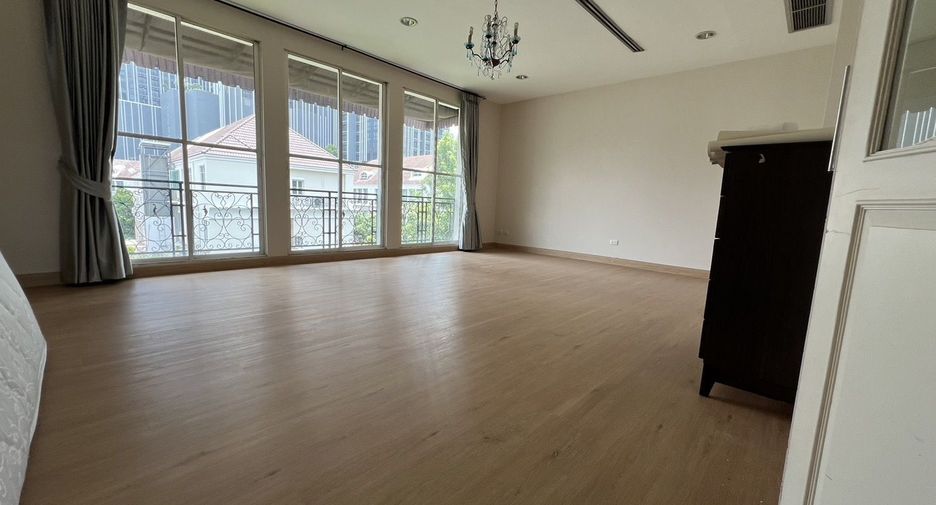 For sale 5 bedrooms townhouse in Watthana, Bangkok