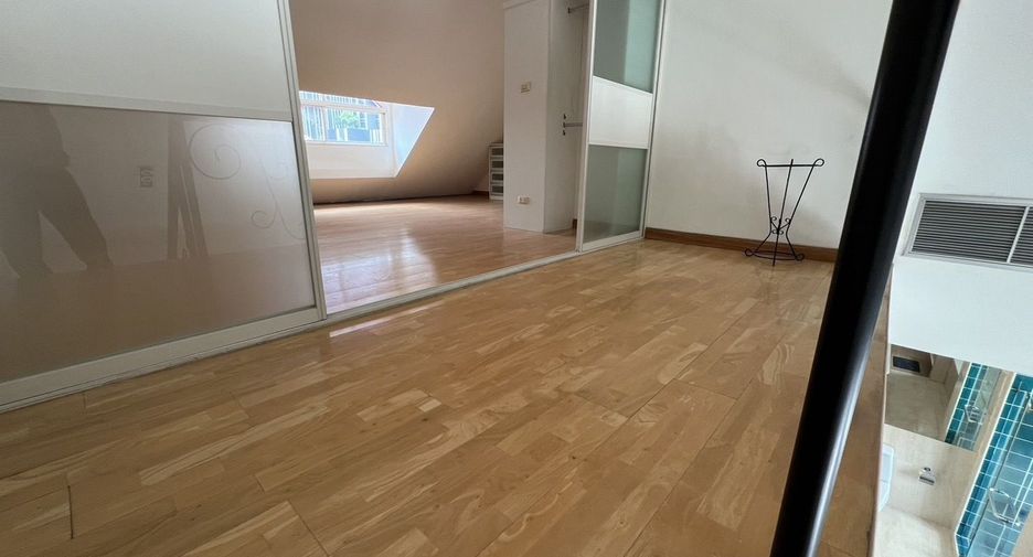 For sale 5 bedrooms townhouse in Watthana, Bangkok