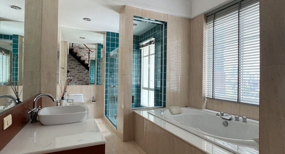 For sale 5 bedrooms townhouse in Watthana, Bangkok