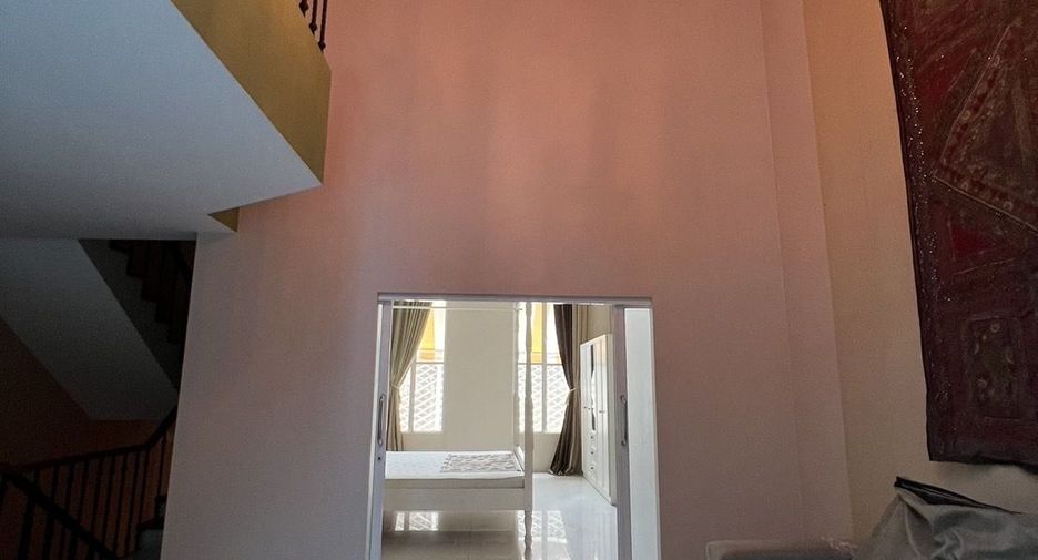 For sale 5 bedrooms townhouse in Watthana, Bangkok