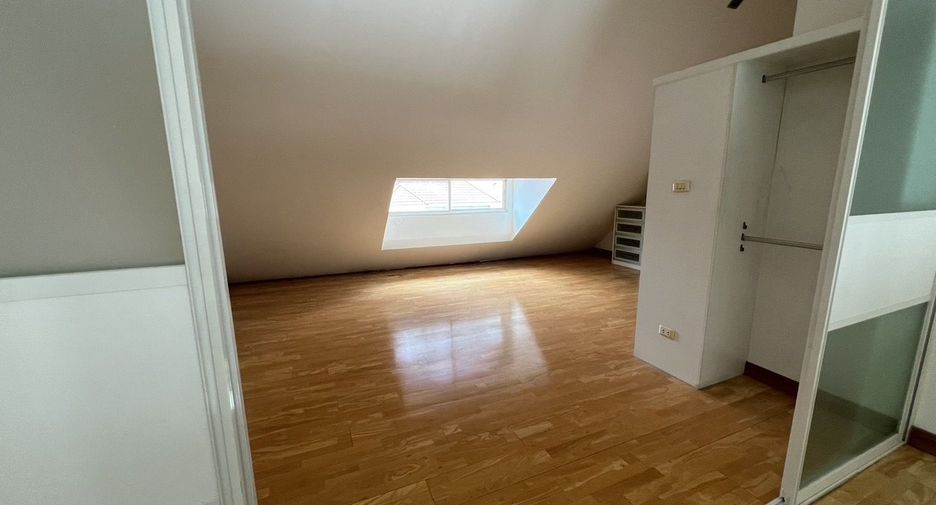 For sale 5 bedrooms townhouse in Watthana, Bangkok