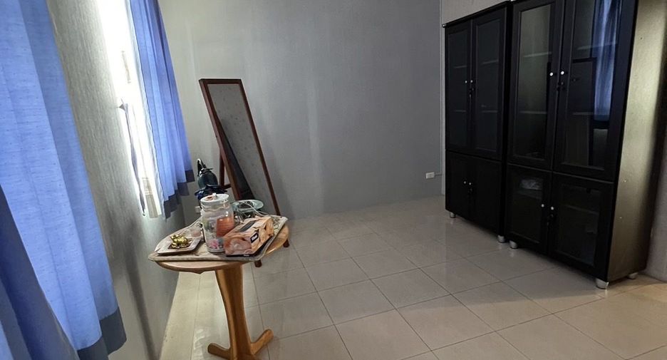 For sale 5 bedrooms townhouse in Watthana, Bangkok
