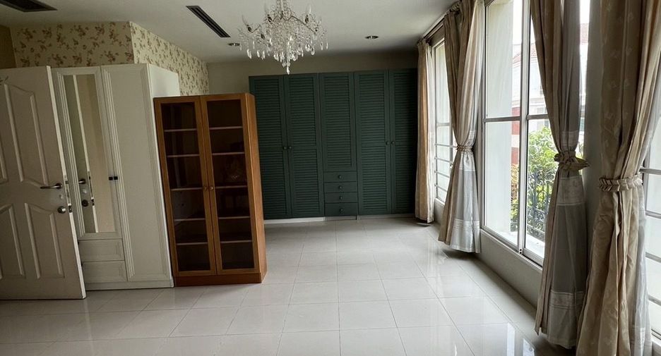 For sale 5 bedrooms townhouse in Watthana, Bangkok