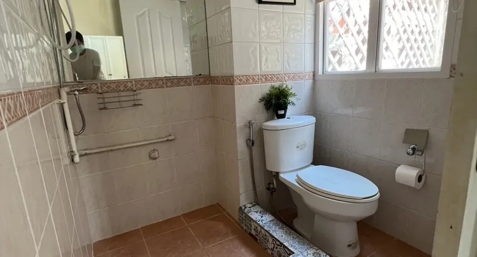 For sale 5 bedrooms townhouse in Watthana, Bangkok