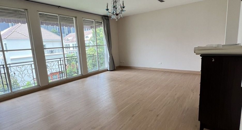 For sale 5 bedrooms townhouse in Watthana, Bangkok