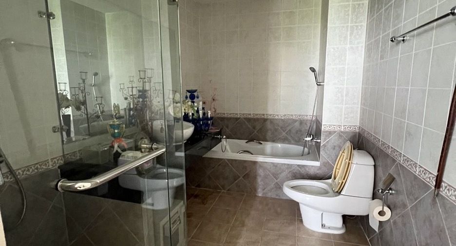 For sale 5 bedrooms townhouse in Watthana, Bangkok