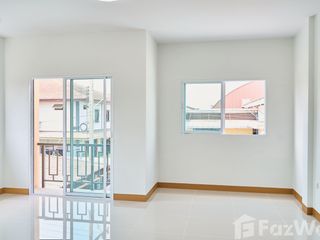 Casa adosada en venta de 4 habitaciones en Krathum Baen, Samut Sakhon