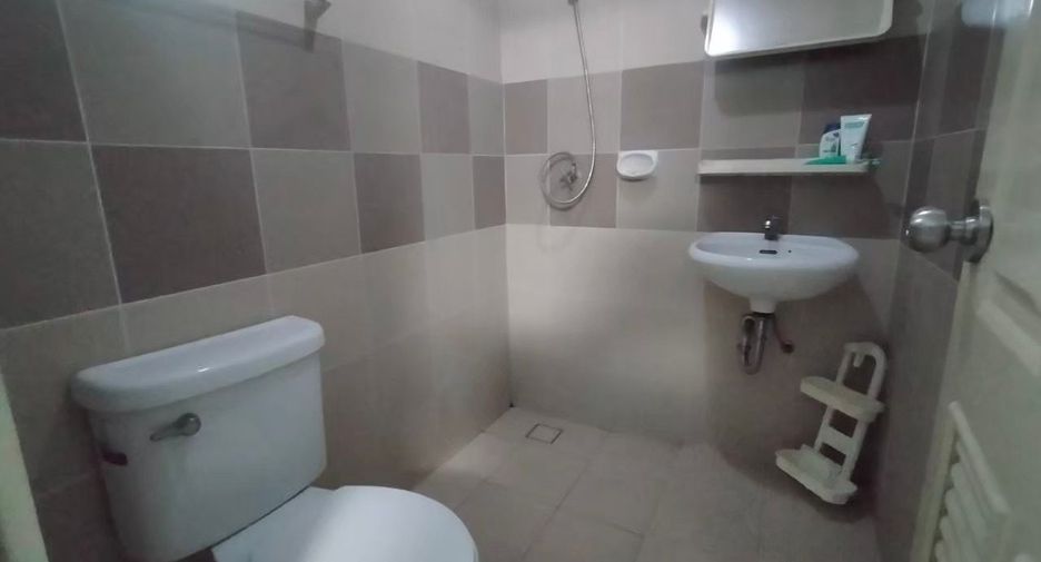 For rent 4 ベッドルーム townhouse in Lam Luk Ka, Pathum Thani