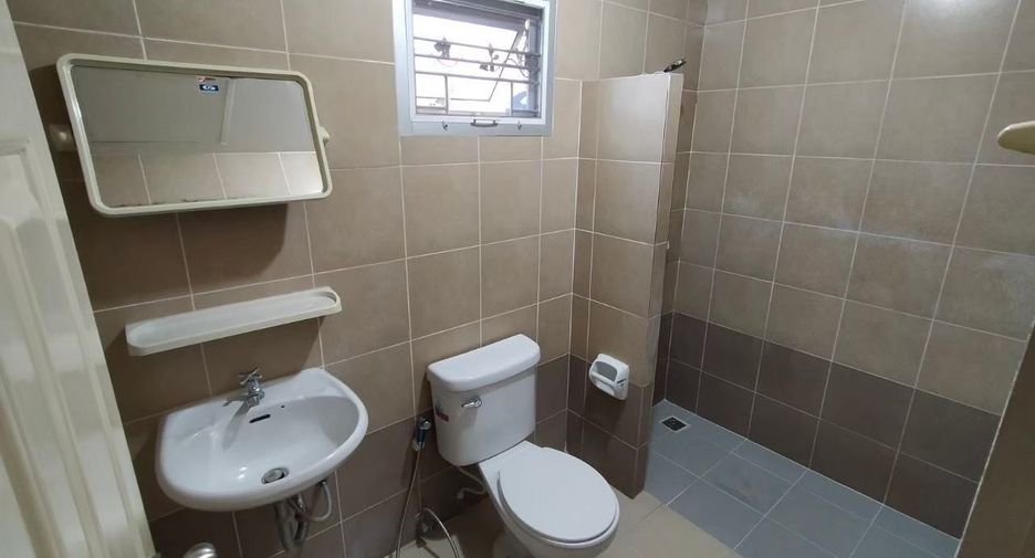 For rent 4 ベッドルーム townhouse in Lam Luk Ka, Pathum Thani
