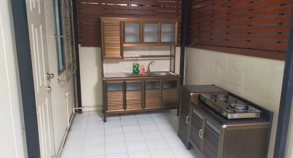For rent 4 ベッドルーム townhouse in Lam Luk Ka, Pathum Thani
