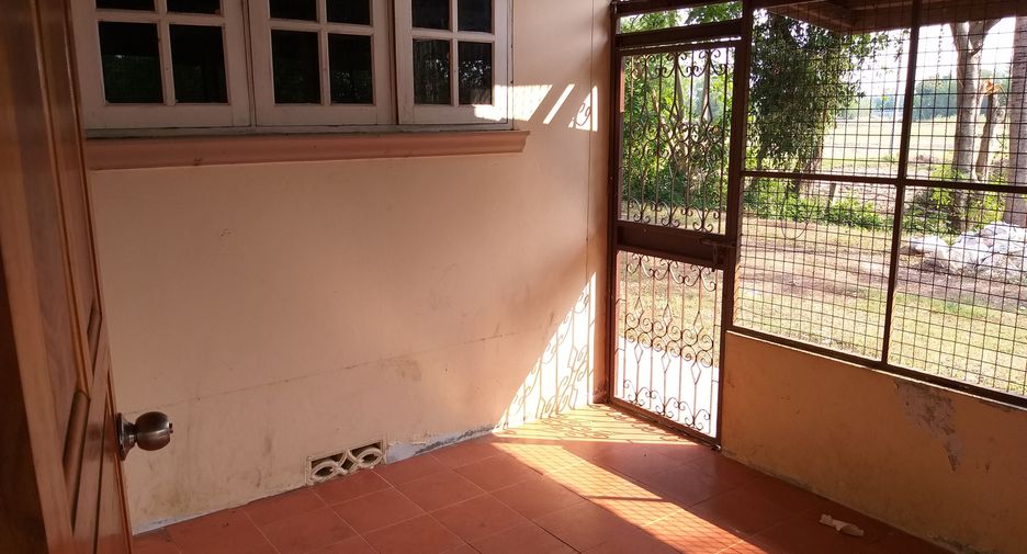 Casa en venta de 8 habitaciones en Mueang Surin, Surin