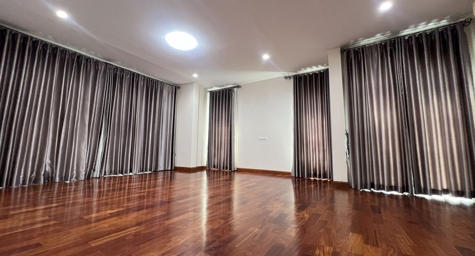 For sale 4 bedrooms house in Pak Kret, Nonthaburi