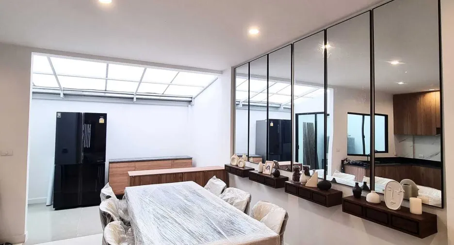 For sale 3 bedrooms townhouse in Khlong Sam Wa, Bangkok