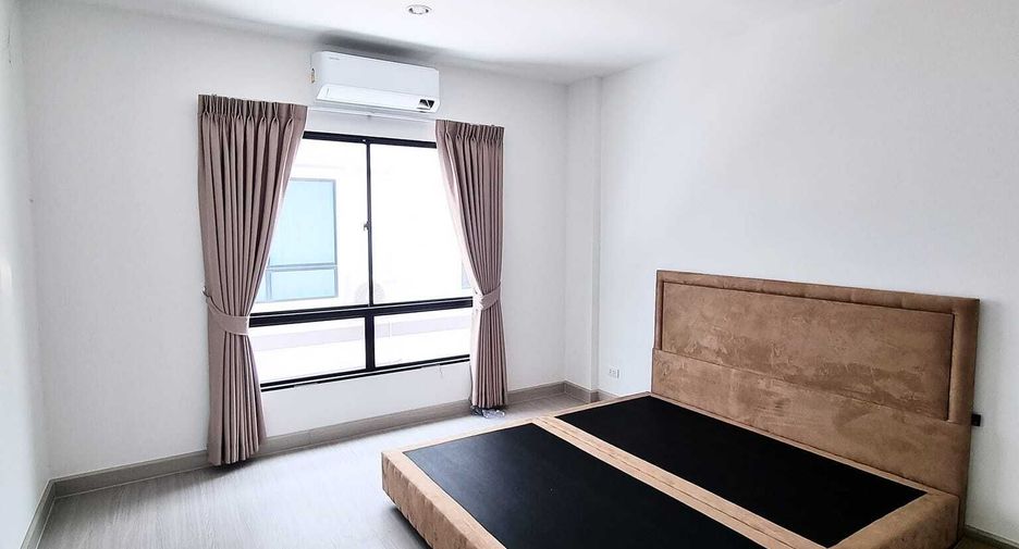 For sale 3 bedrooms townhouse in Khlong Sam Wa, Bangkok