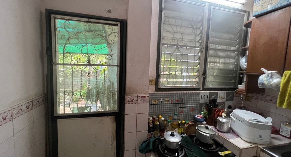 Haus zum Kauf mit 1 Zimmer in Phra Pradaeng, Samut Prakan