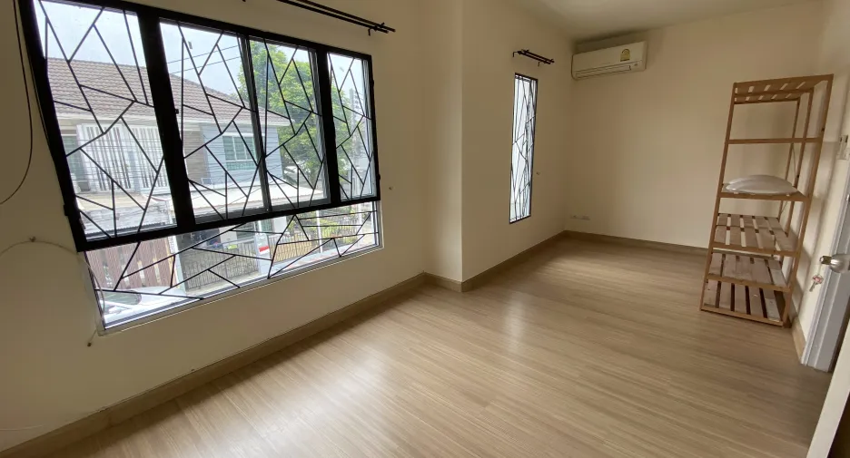 À vendre 3 chambres maison de ville à Sam Phran, Nakhon Pathom