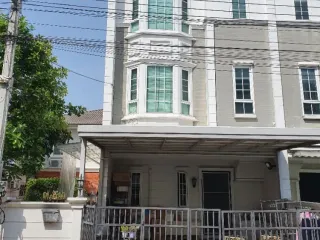 For sale 3 bedrooms townhouse in Bang Kapi, Bangkok