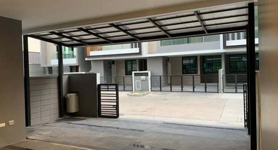 Casa adosada en venta y en alquiler de 3 habitaciones en Saphan Sung, Bangkok