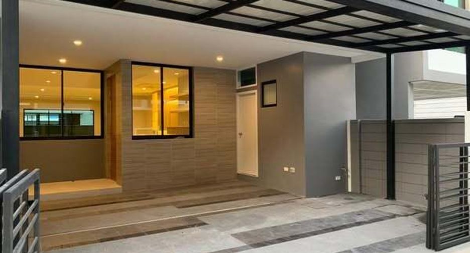 Casa adosada en venta y en alquiler de 3 habitaciones en Saphan Sung, Bangkok
