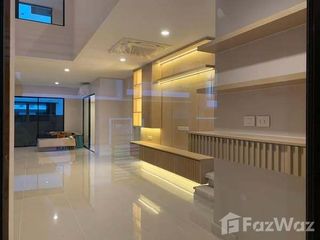 Reihenhaus zum Kauf und zur Miete mit 3 Zimmer in Saphan Sung, Bangkok