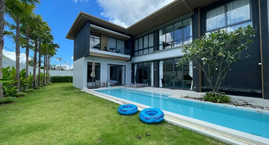 For rent 6 bedrooms villa in Mueang Phuket, Phuket